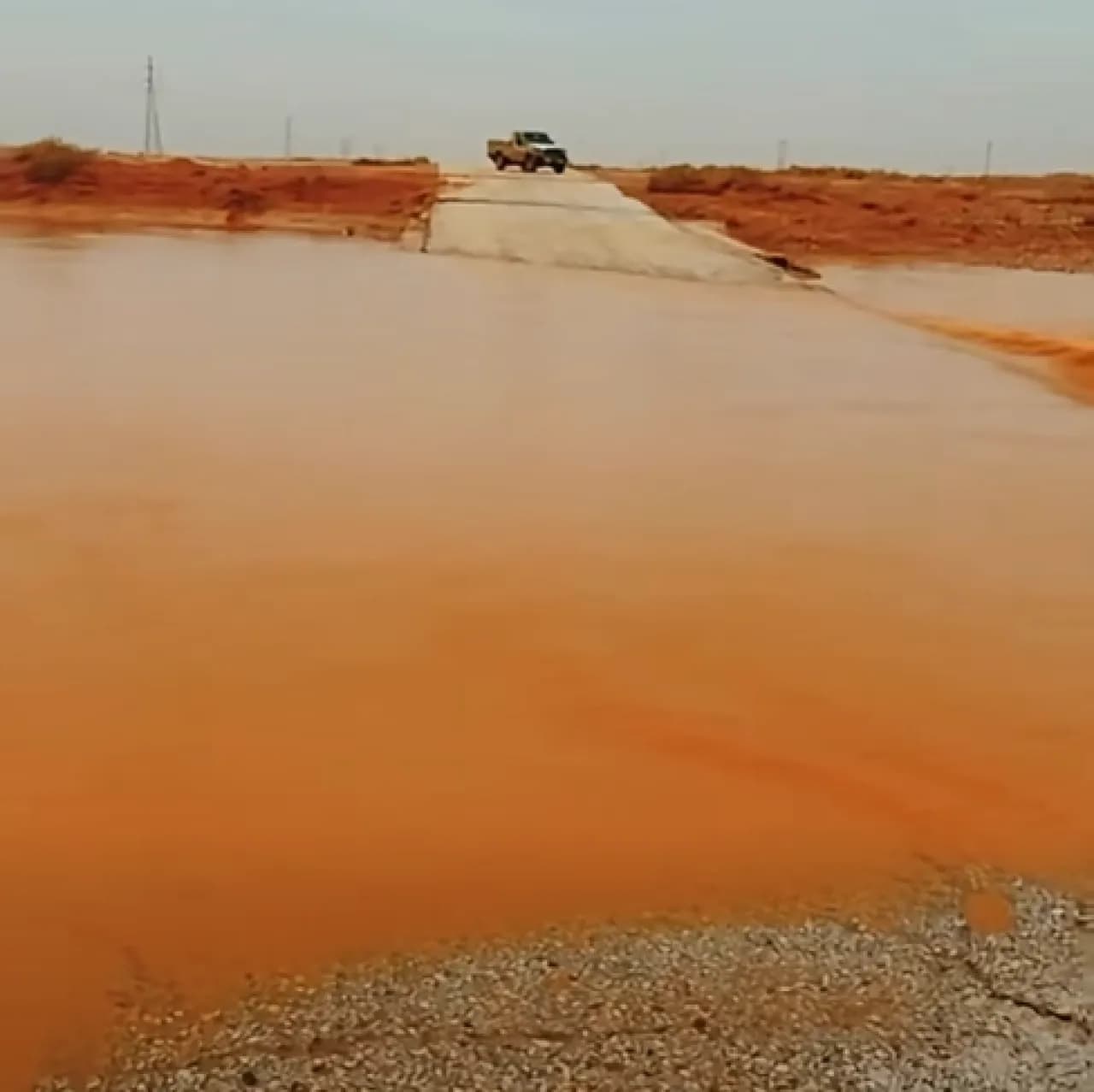 السيل يقطع الطريق ويحصد حياة شاب في الرويشد