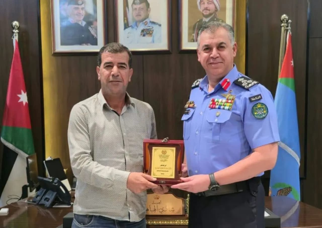 الأمن يكرم المواطن العمايرة لمنحه ذهب ومال