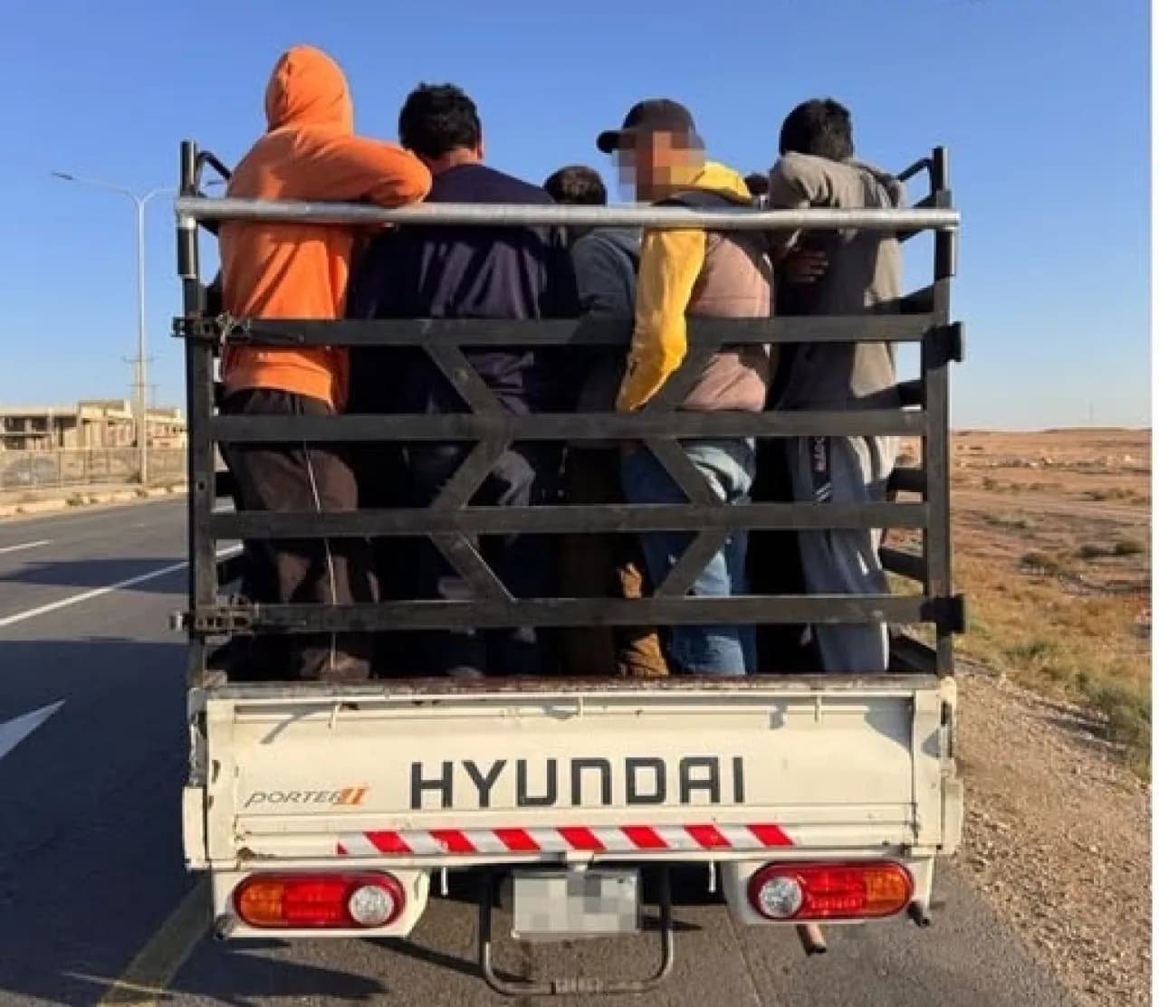 الدوريات تضبط مركبة على طريق ضبعة