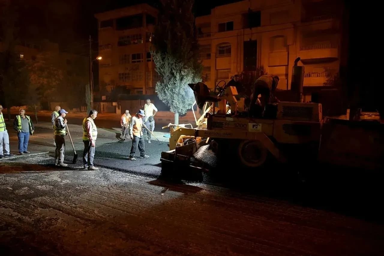 Night paving and diversions on Al-Sharif Al-Hussein