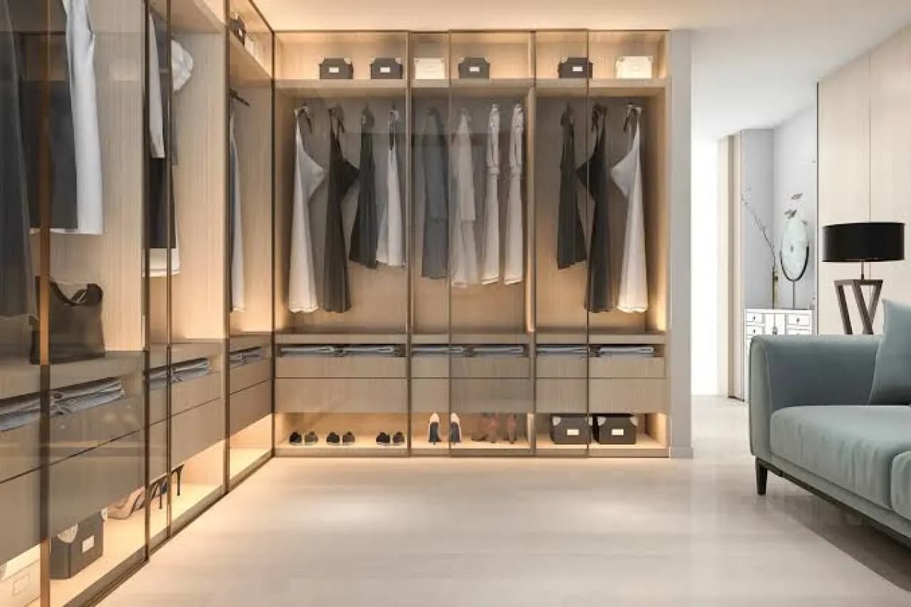 الأردن رجل يختبئ داخل خزانة ويحمل سكين في الحبس