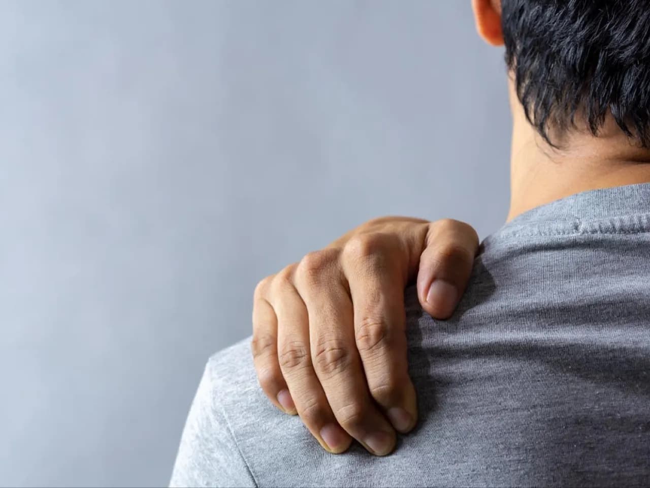 زوج يطالب بـ833 ديناراً تعويضاً