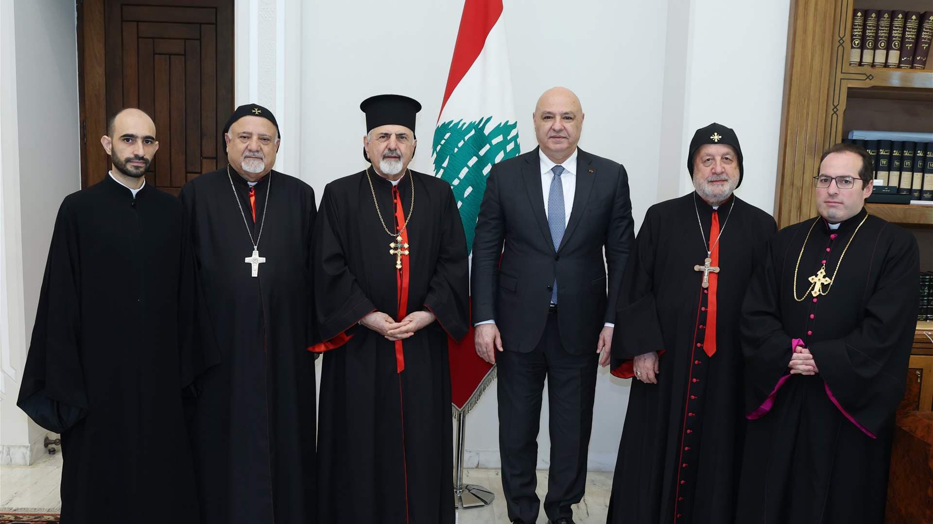 البطريرك يونان يعبر عن فخره بجهود عون لبنان