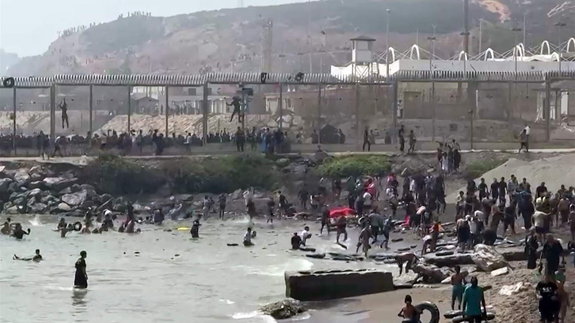 آلاف يتجهون إلى سبتة في المغرب