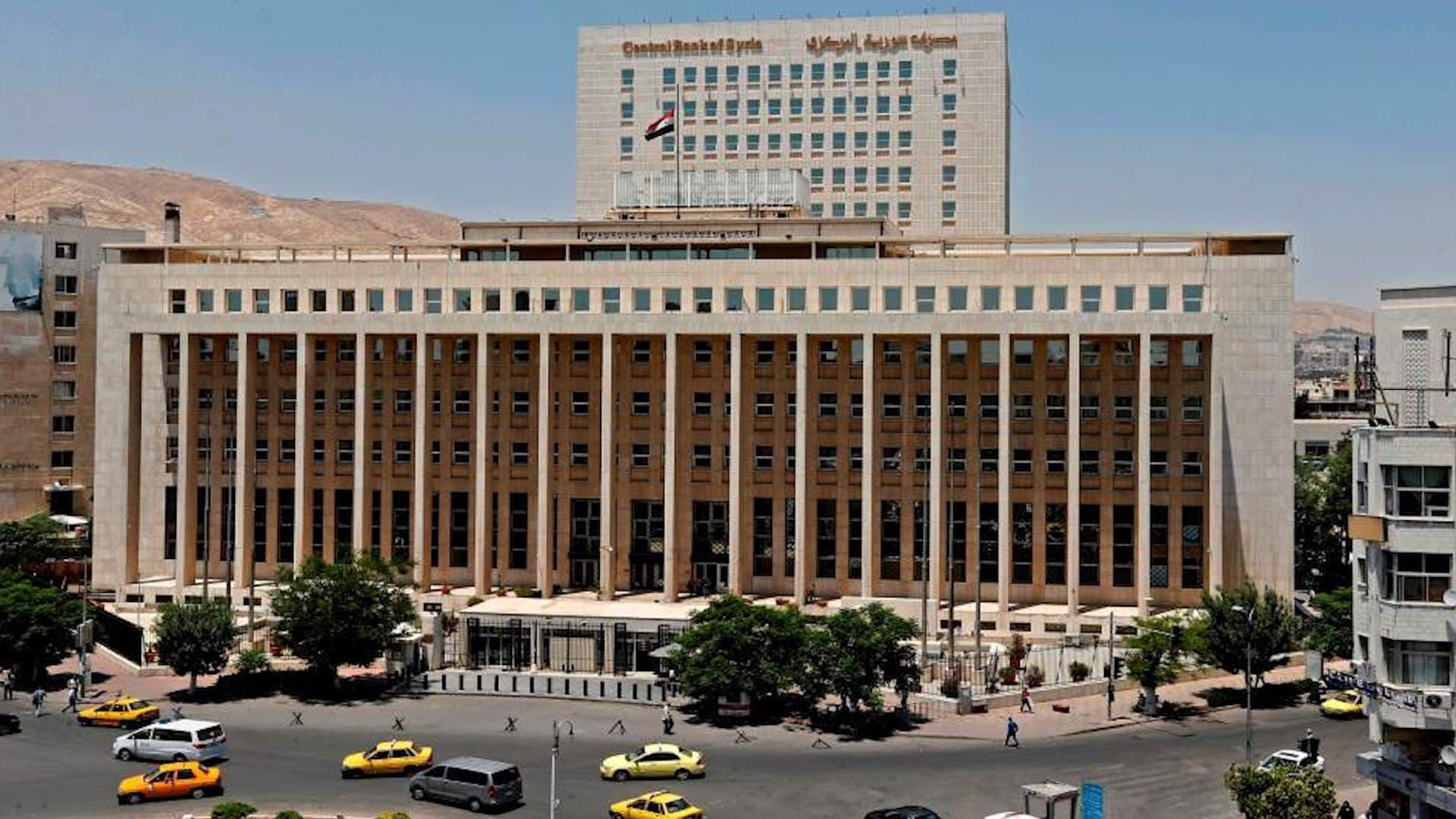 حاكم مصرف سوريا يرحب برفع التصنيف الإرهاب ويعمل على نظام مالي حديث
