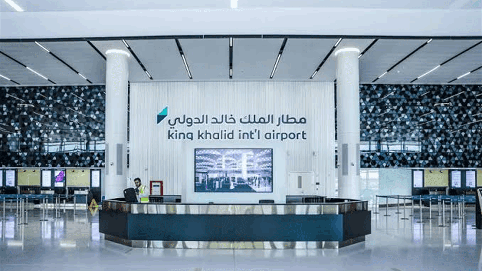 مقاتلات الحوثي تستهدف مطار الرياض