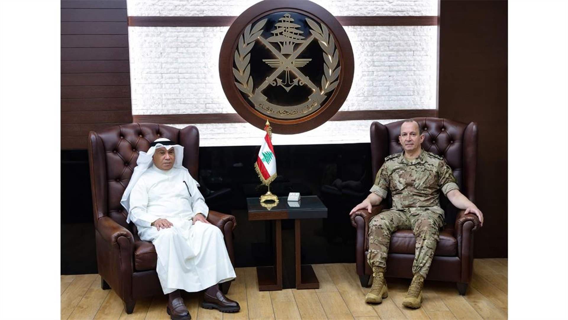 قائد الجيش والسفير الكويتي يناقشان التطورات