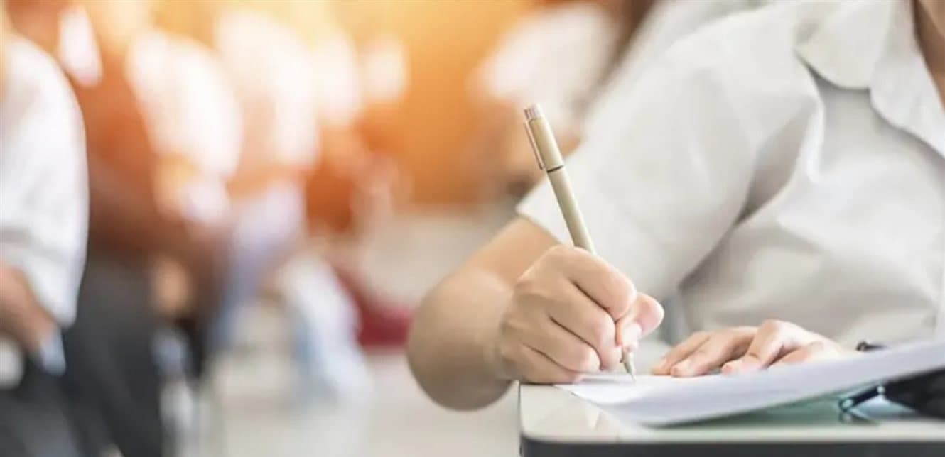 دعوة لوقف الامتحانات الرسمية