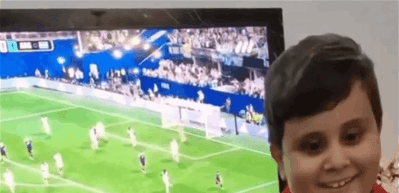 الطفل الكفيف يشاهد فوز الأرجنتين بواسطة يد والده