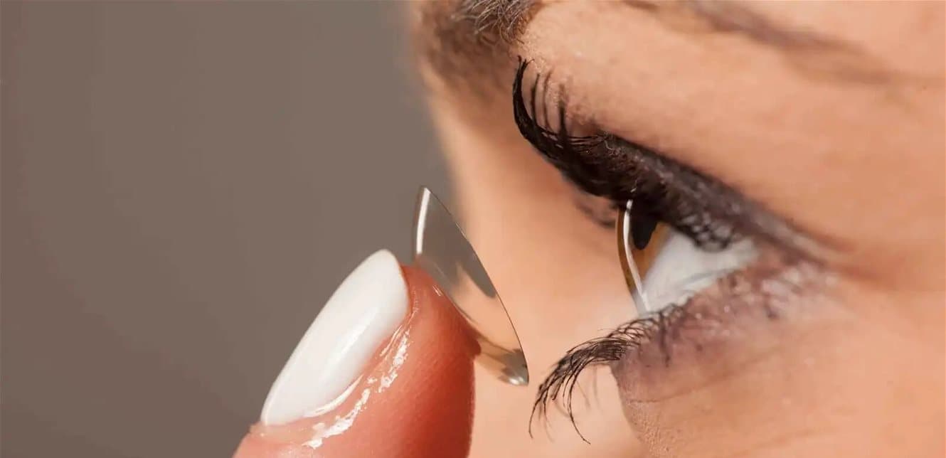 Woman suffers eye pain from contact lenses