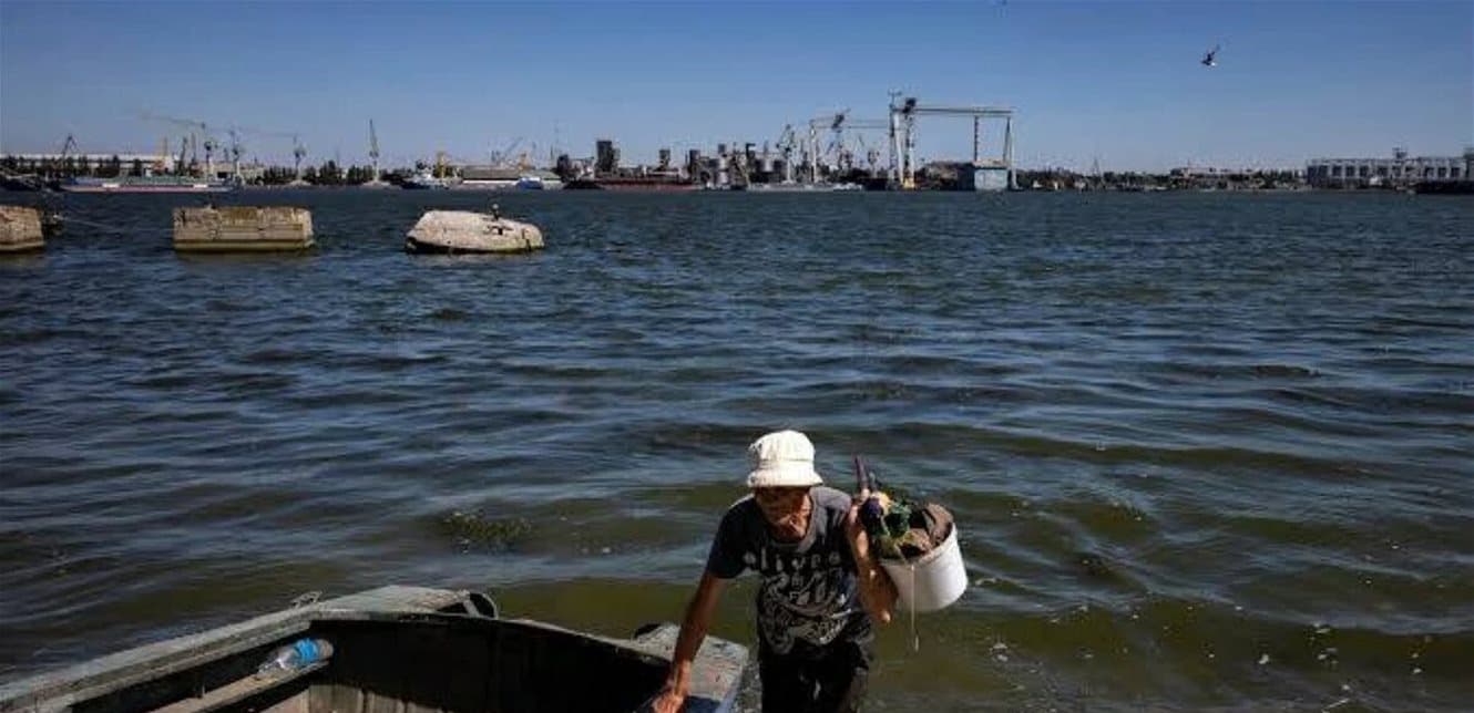 Moscow shells ship at Ukrainian port