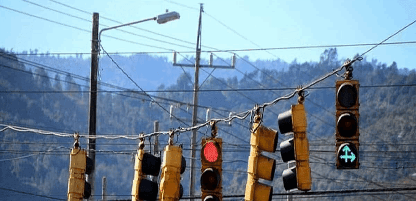 Which country lacks traffic signals