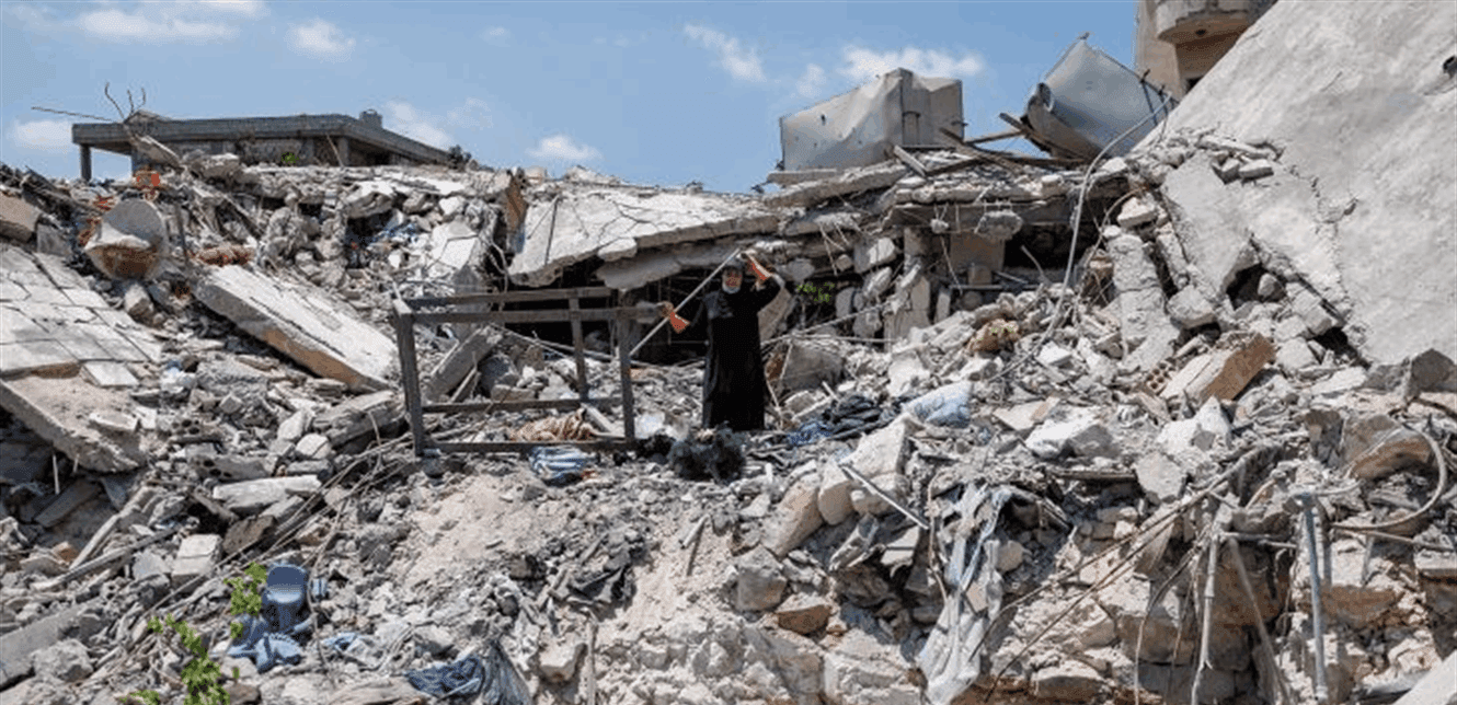 إسرائيل تدمر منازل بقرى القطاع