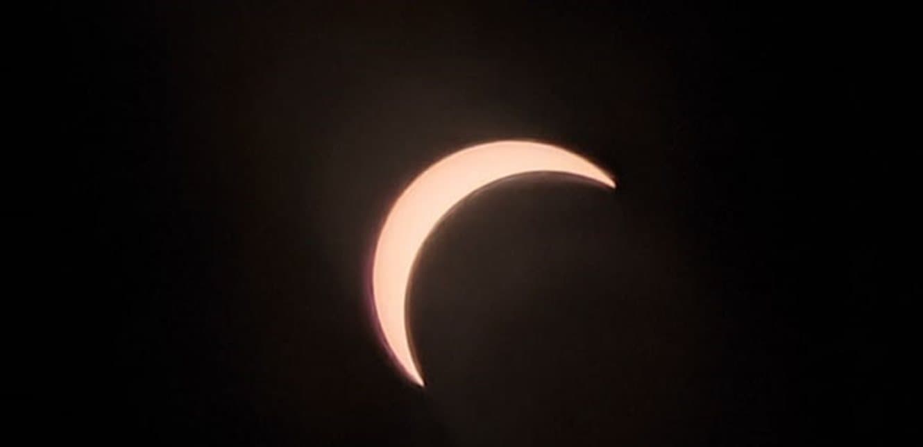 Spectacular total eclipse transforms day into night