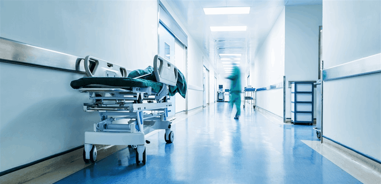 ممثل عربي يوقع على صخرة وحالته الراهنة