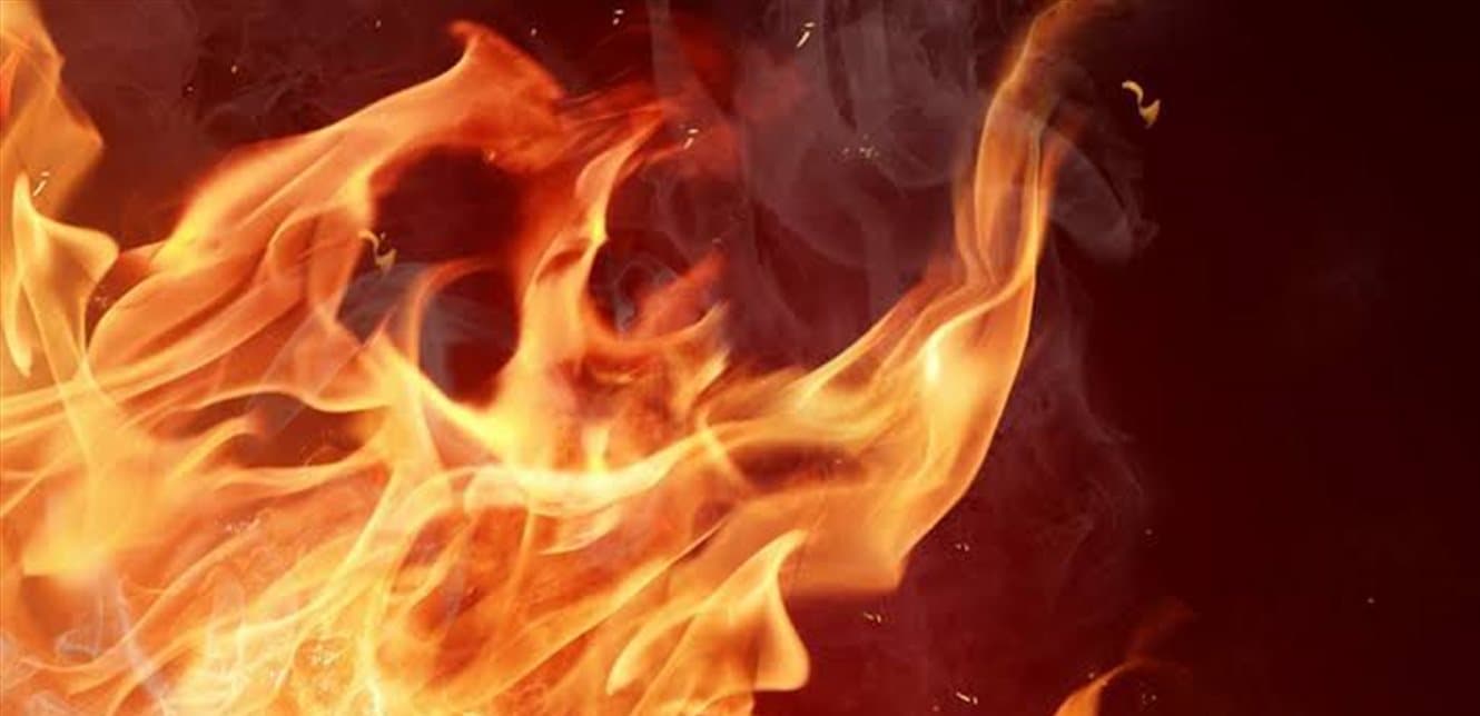 Fire erupts in two shops in Dier Ammar