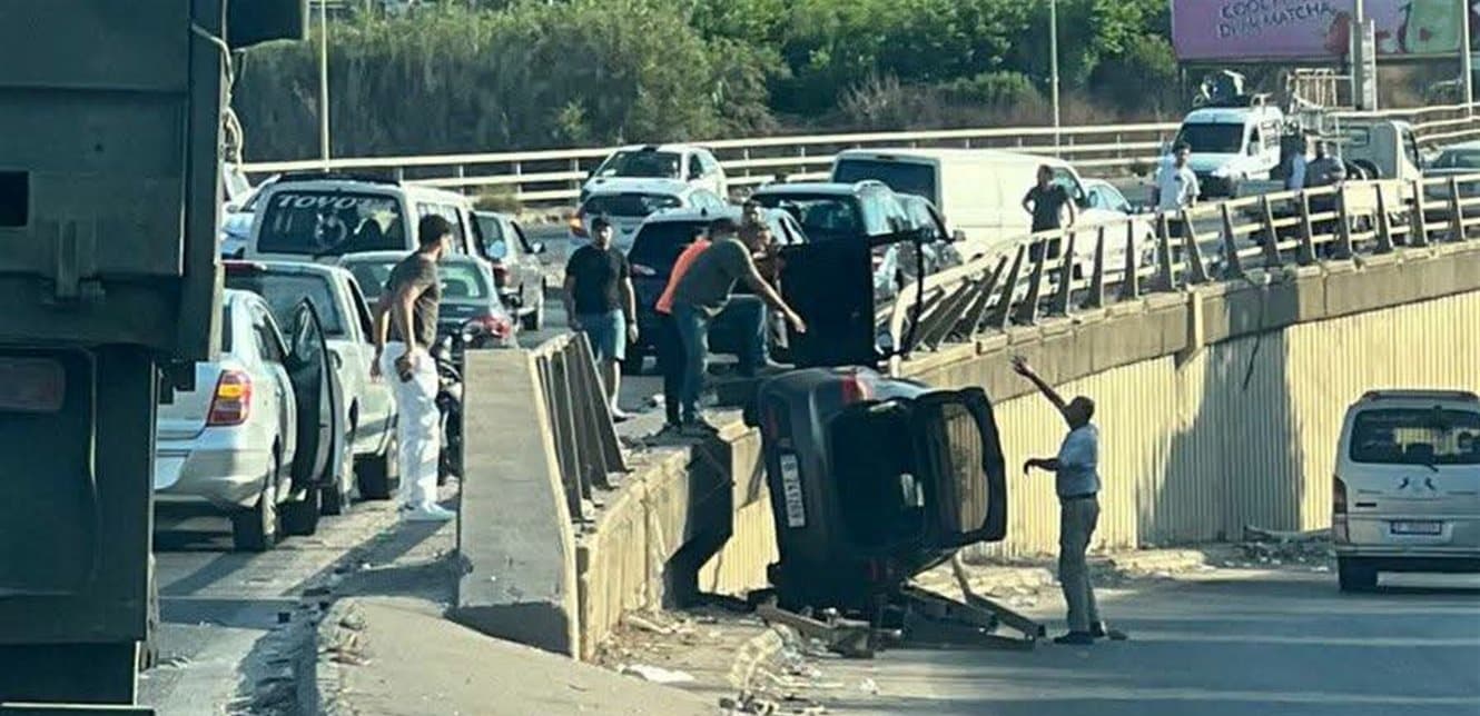 Car crashes off Al-Ouli Bridge injuring one