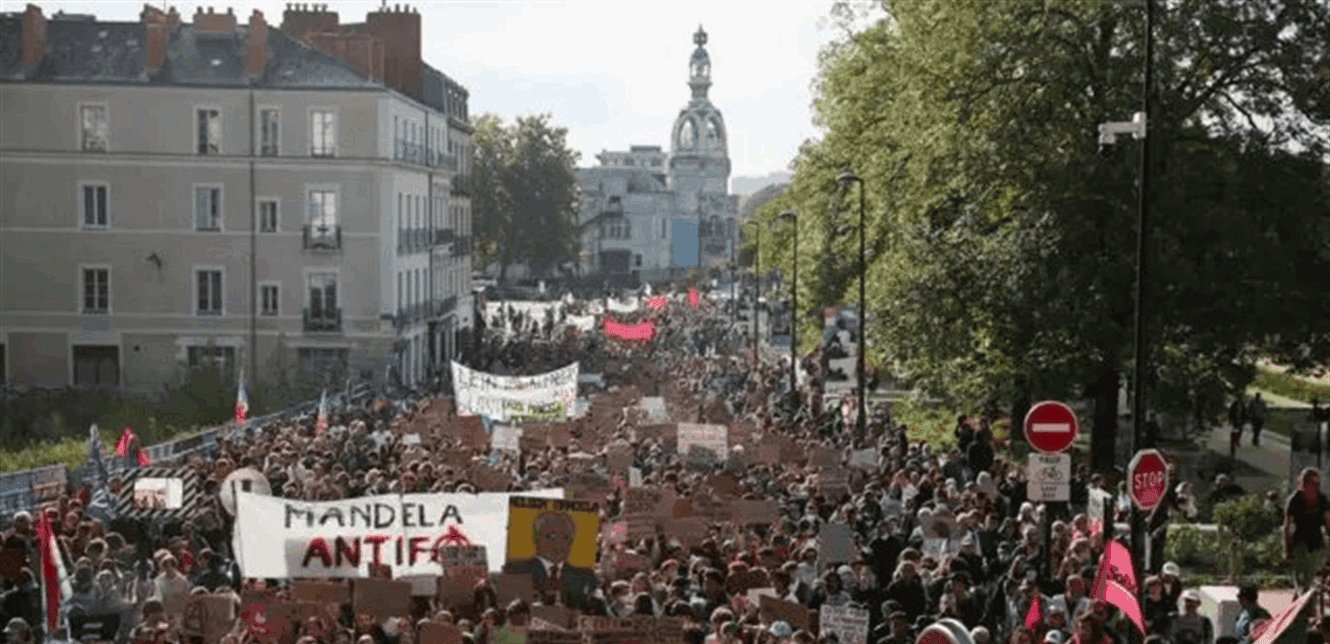 Student banners and France protests