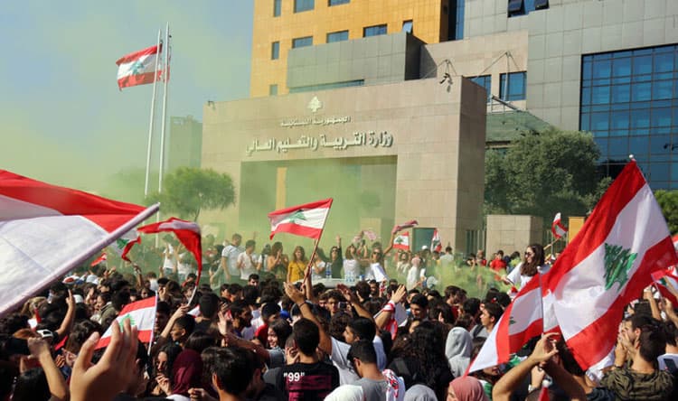 اعتصام مدرسين متعاقدين أمام وزارة التربية