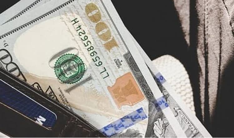 دراسة: التحديات المالية تسرع دماغ الشيخوخة