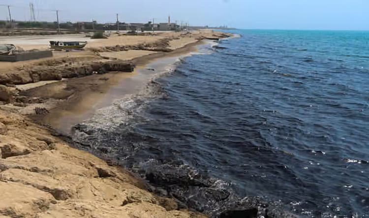 تلوث النفط يضر سواحل قشم