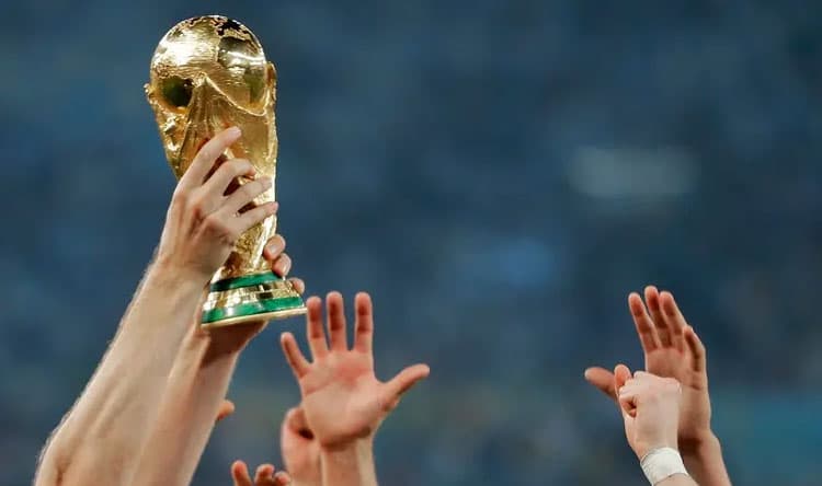 قميص بيليه التاريخي في مزاد المونديال