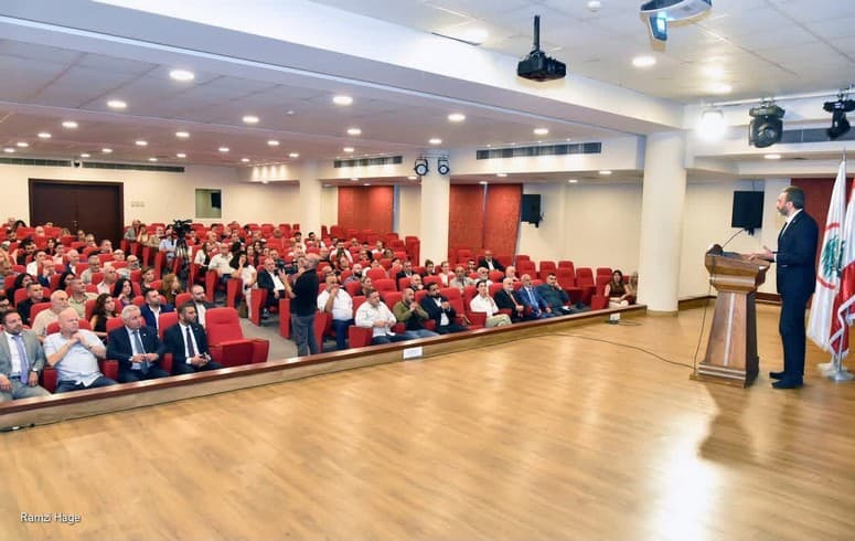 تسليم البطاقات الحزبية لقوات المتن