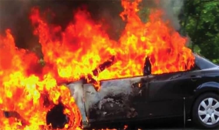 احتراق سيارة نتيجة تماس كهربائي في العقيبة