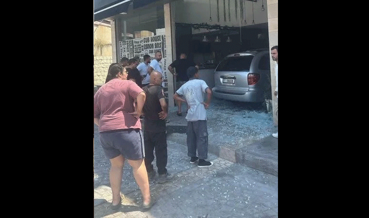 سيارة تدهس مطعماً في شكا
