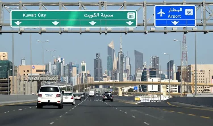 الكويت توقف الرحلات بعد الهجوم الإيراني
