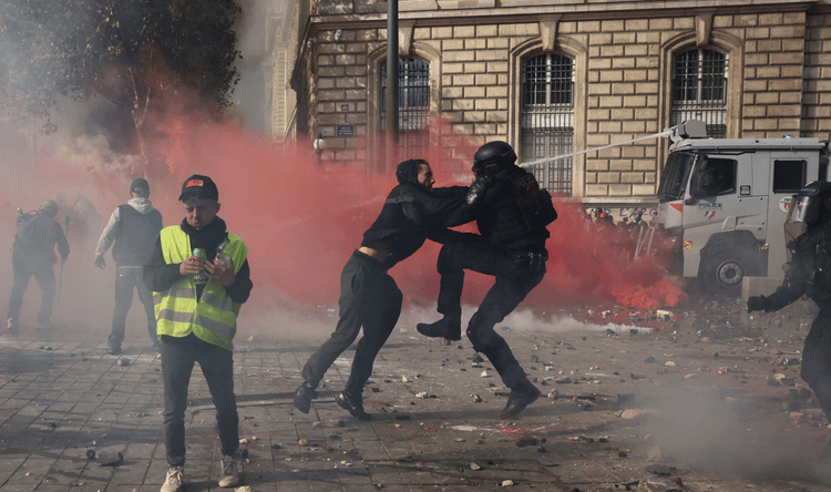 ماكرون يعترف بالإخفاقات ويفشل استقالة وزير الداخلية