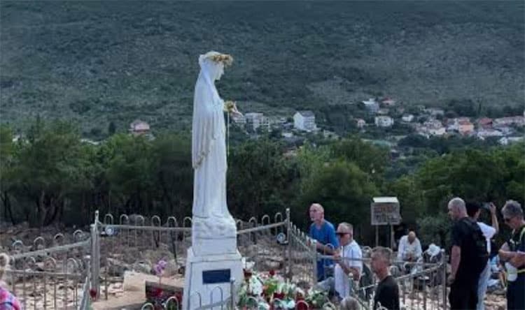 اعتداء على تمثال العذراء في مديوغوريه عقب تغيير الموقف الديني