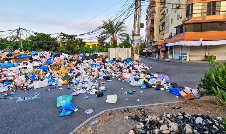 طريق القياعة في صيدا مغلقة بالنفايات