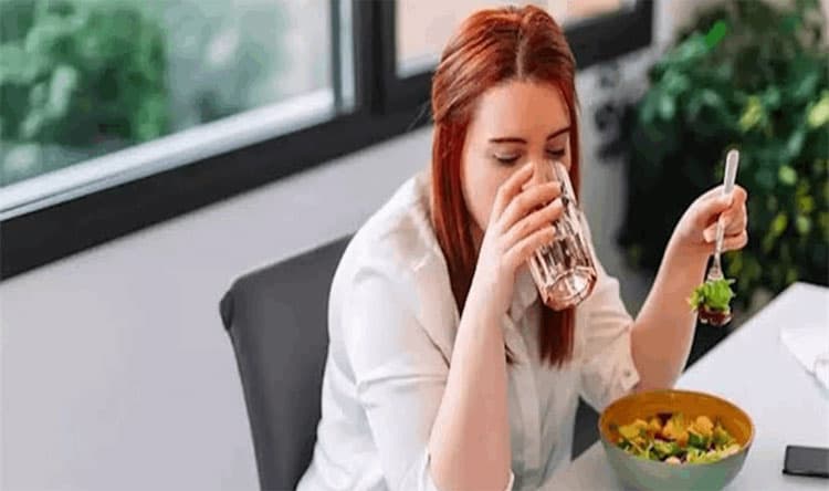 هل الماء مع الطعام يقلل الشهية