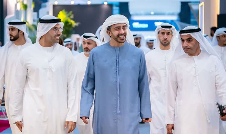 بن زايد يطلق معرض أبوظبي للكتاب