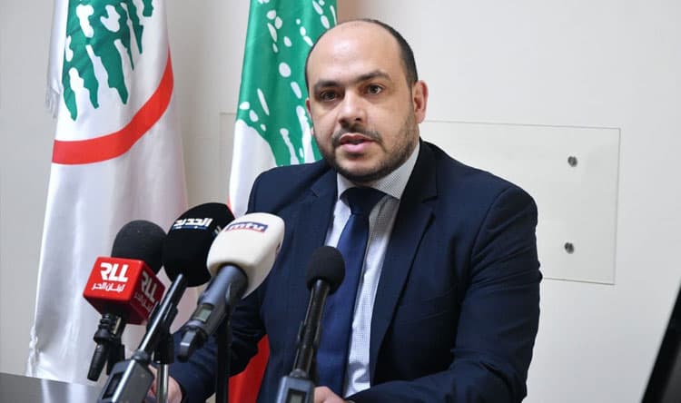 الأسمر يصف المسلة بأسلوب حاد