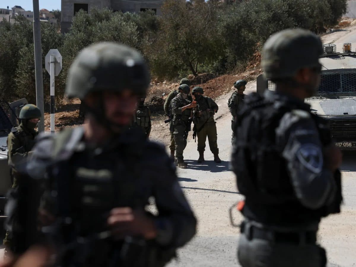 اقتحامات واعتقالات بحواجز في الضفة والقدس