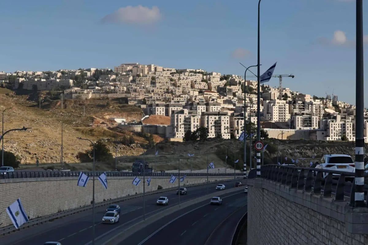 Occupation Takes Lands in Jerusalem