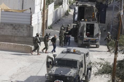 الاحتلال يحقق مع 100 فلسطيني خلال يومين
