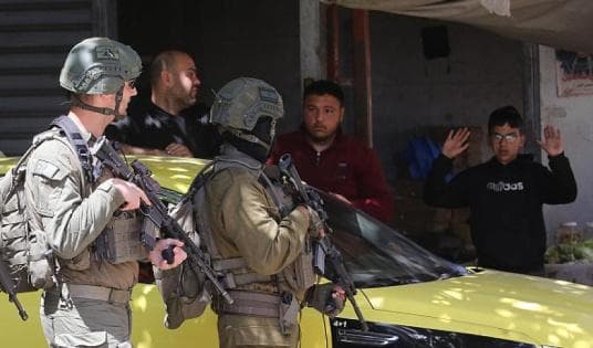 Occupation forces detain 11 workers in Khashm al-Daraj