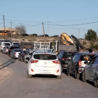 مرأتان تضعان مولودتين داخل مركبتين في نابلس