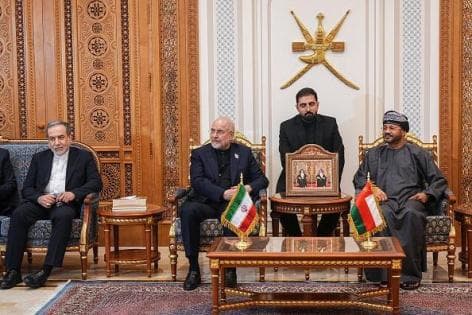 إيران تنفي تفاوضها مع واشنطن وتتناقش مع عمان حول هرمز
