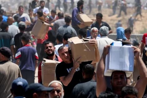 هل توزع المساعدات النقدية بعدالة في غزة