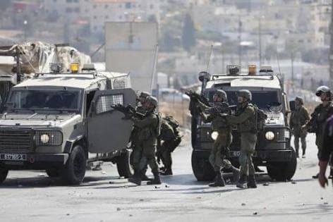 Occupation forces seize shops in Jenin center