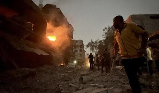 طفل شهيد واصابات بقصف الاحتلال على خانيونس