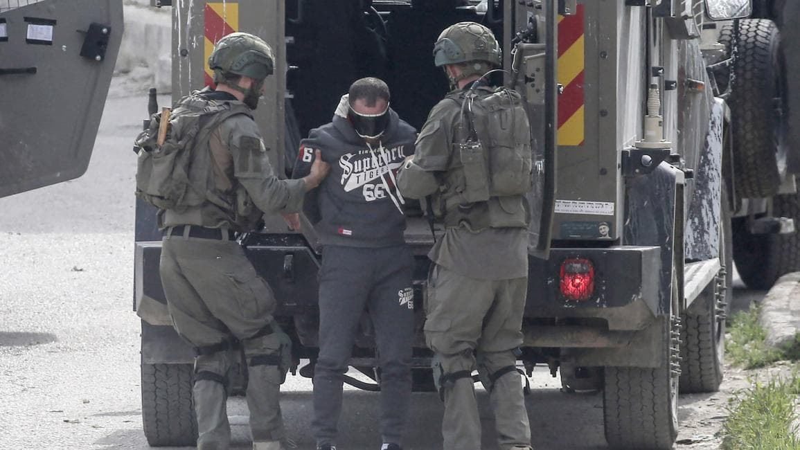 الاحتلال الإسرائيلي يعتقل فلسطينيين بينهم نساء