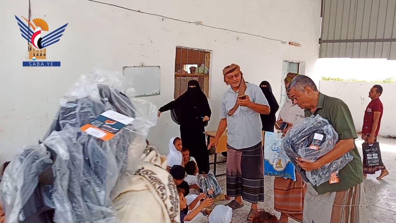 الحديدة توزع 1500 حقيبة مدرسية
