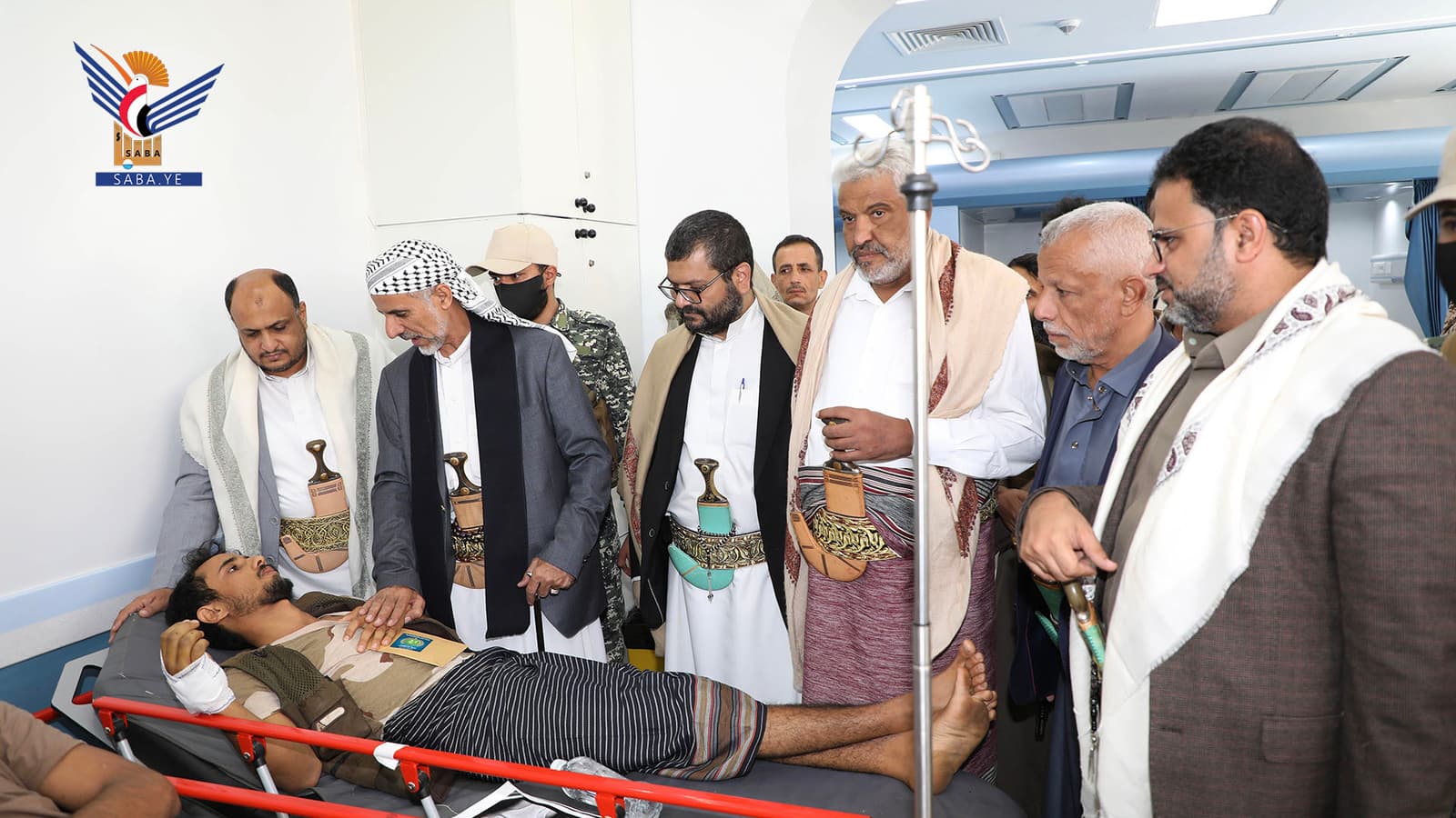 مفتاح يزور المصابين في المستشفى العسكري