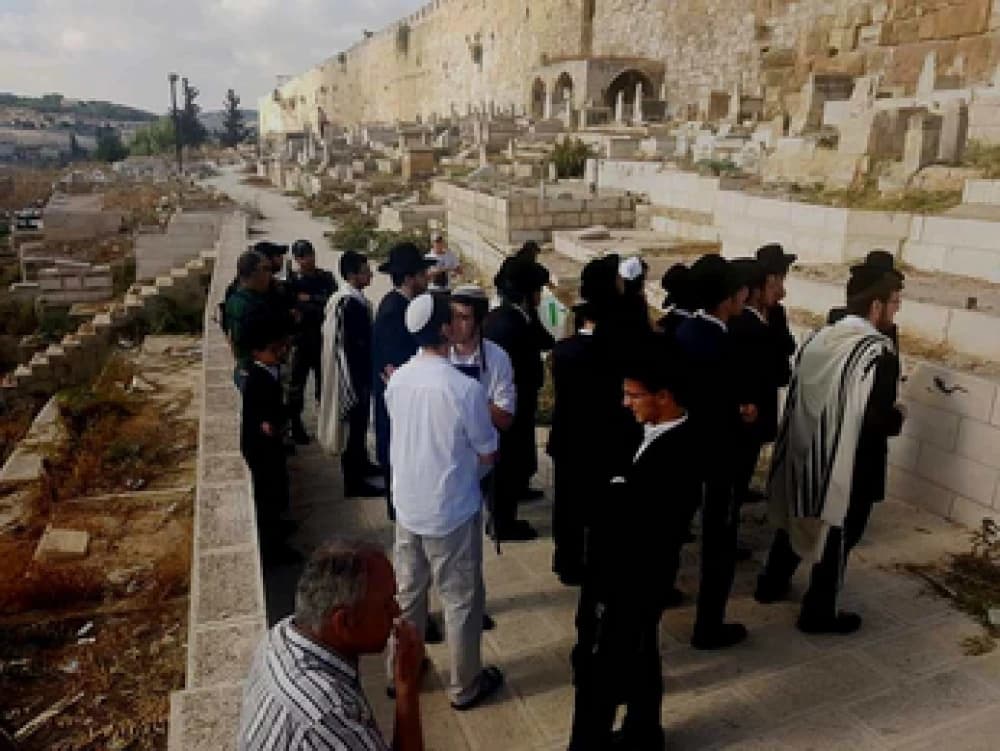مستوطنون يقتحمون مقبرة القدس ويوقعون هجمات