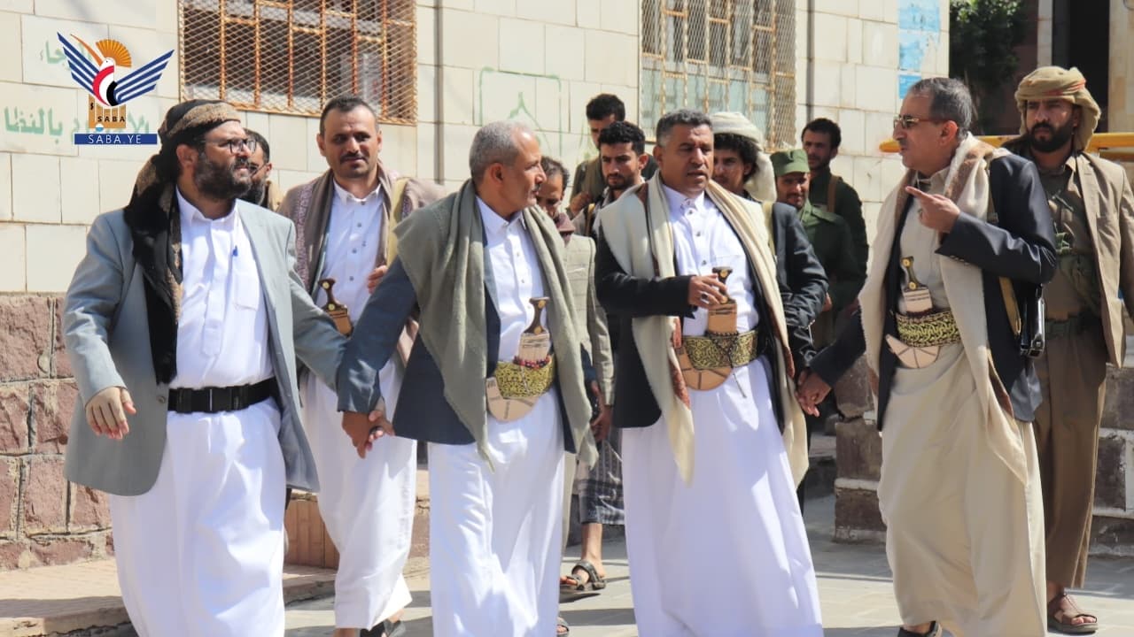 Al-Ruwaishan and Shaiban review work at Damt health centers